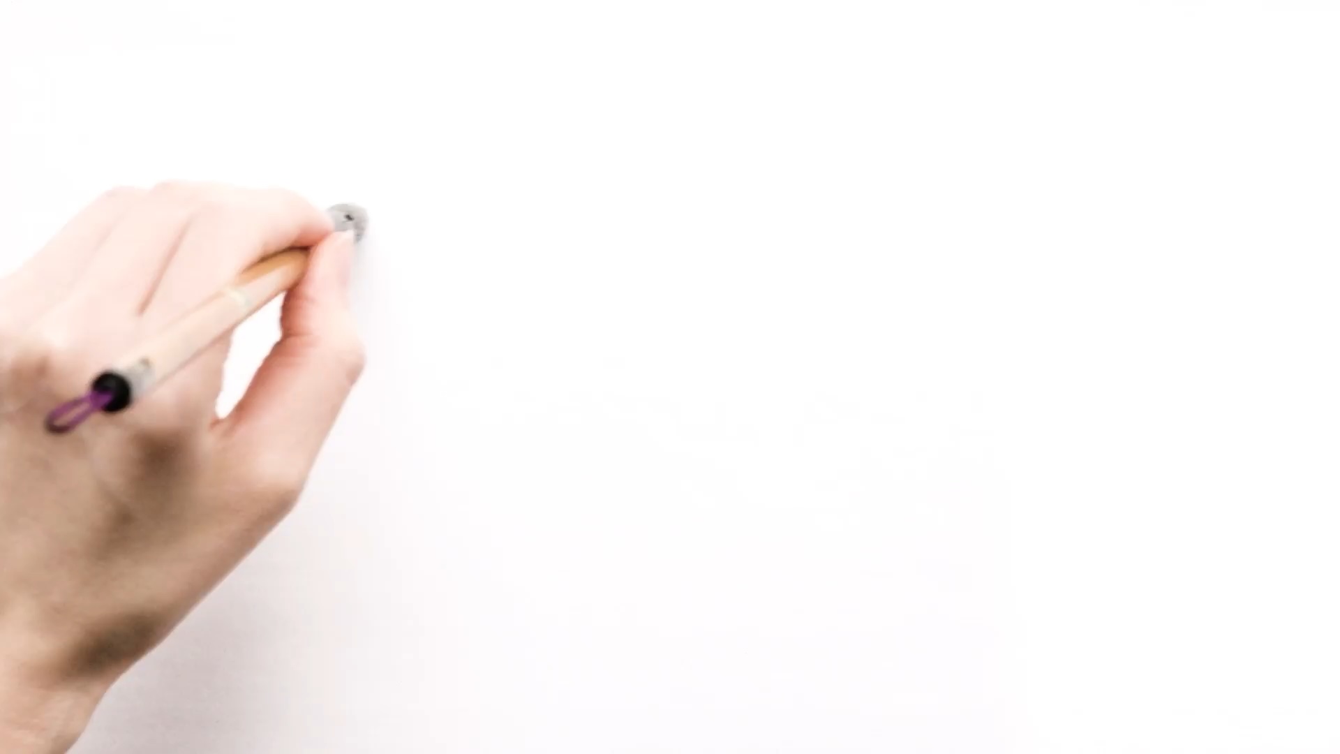 INFINITI designer’s hand holding paintbrush