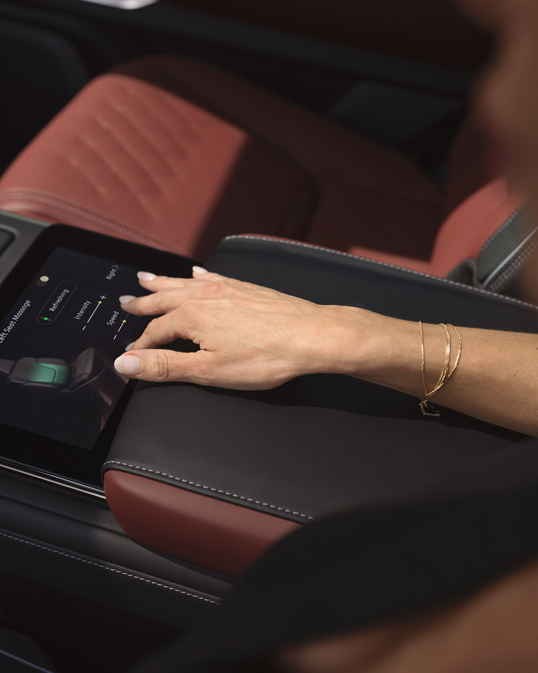 INFINITI owner using centre console