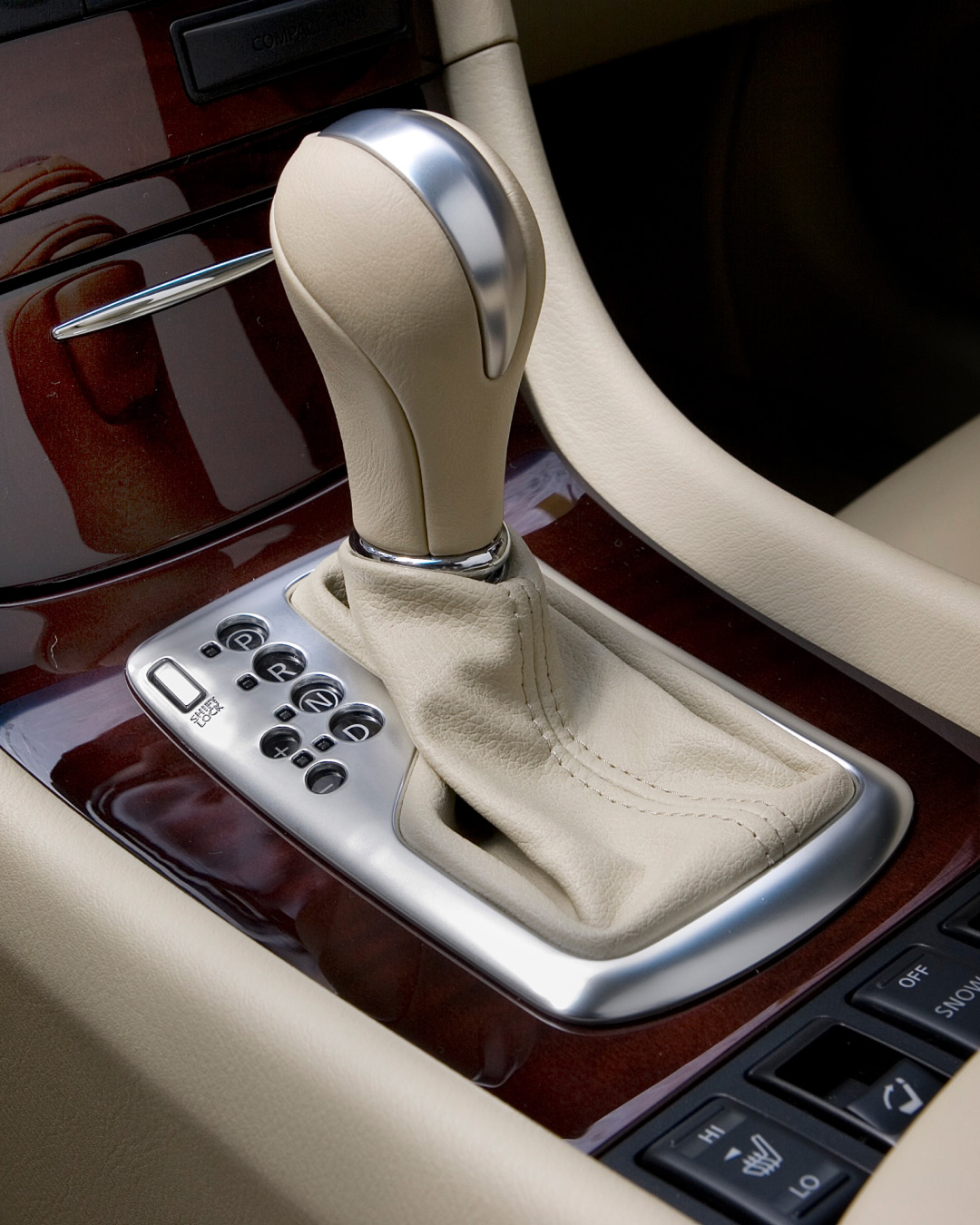 INFINITI EX35 Luxury compact SUV gear shift