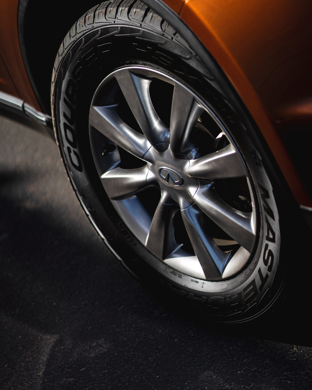 Closeup of INFINITI FX35 luxury crossover coupe aluminium alloy wheels