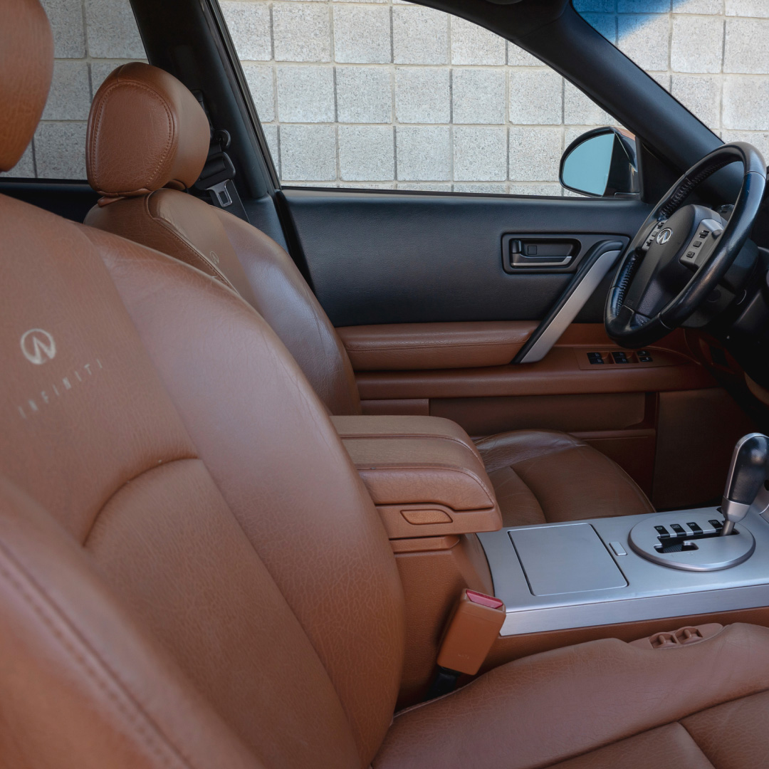 Interior view of INFINITI FX35 luxury crossover coupe front seats