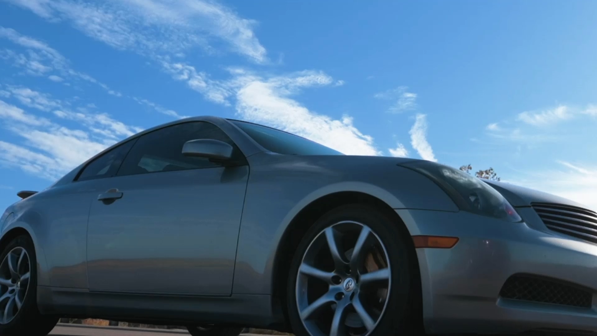 Front end of INFINITI G35 luxury sport coupe