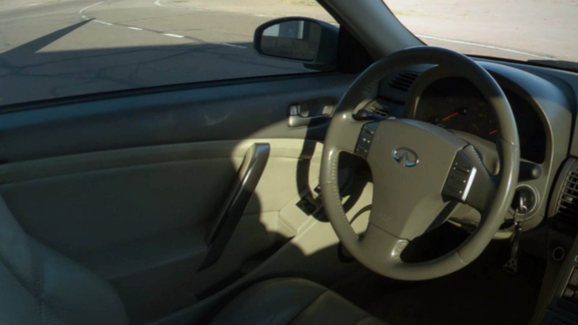 Interior view of INFINITI G35 luxury coupe steering wheel
