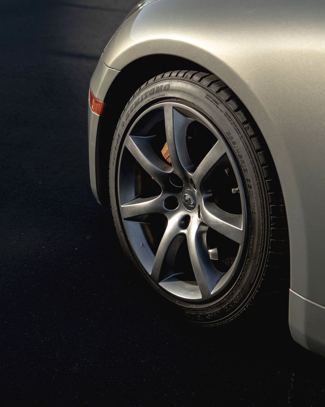 Closeup of INFINTII G35 luxury sport coupe wheel