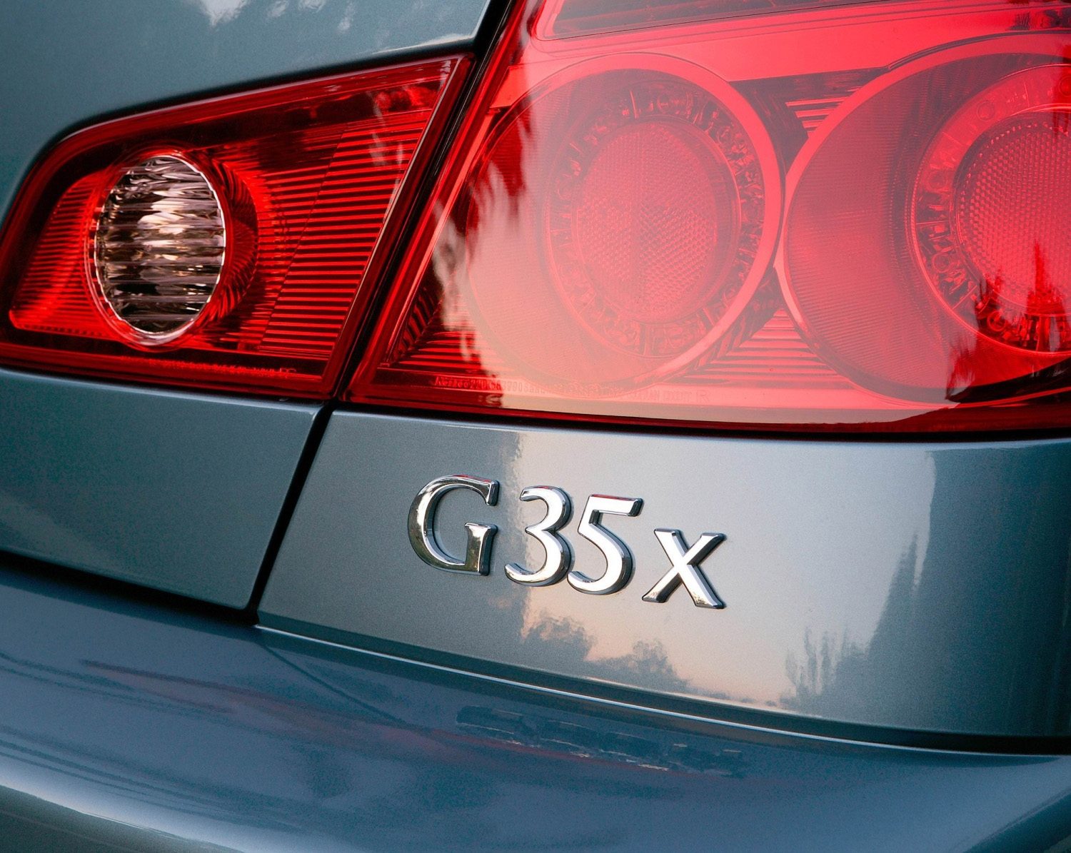 Closeup of INFINITI G35X AWD model taillight