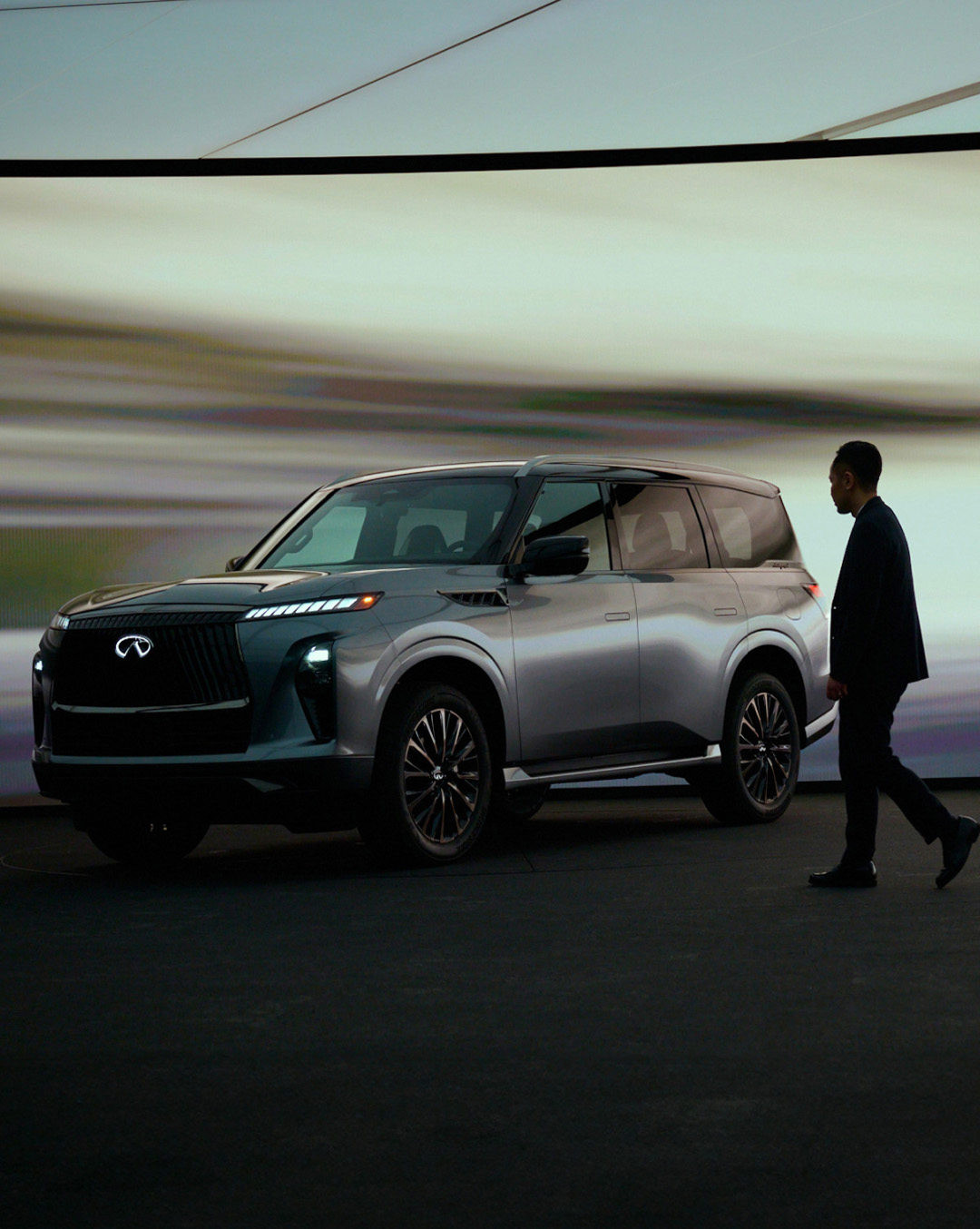 INFINIT maker walking towards QX80