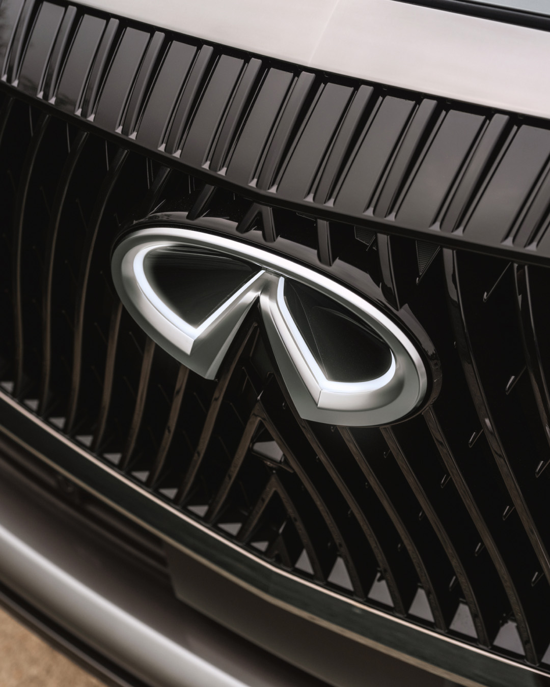 Closeup of INFINITI signature front grille