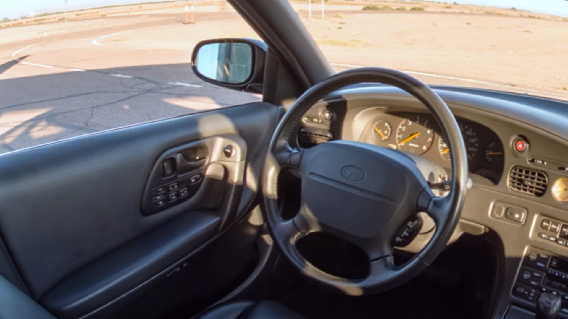 Interior view of NFINITI Q45 Luxury Sedan steering wheel 