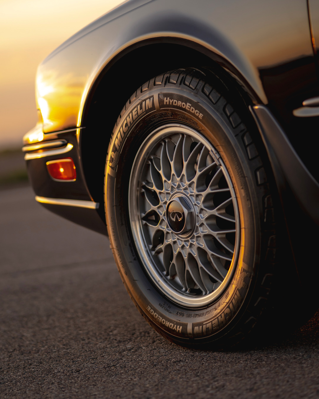 INFINITI Q45 Luxury Sedan wheel closeup