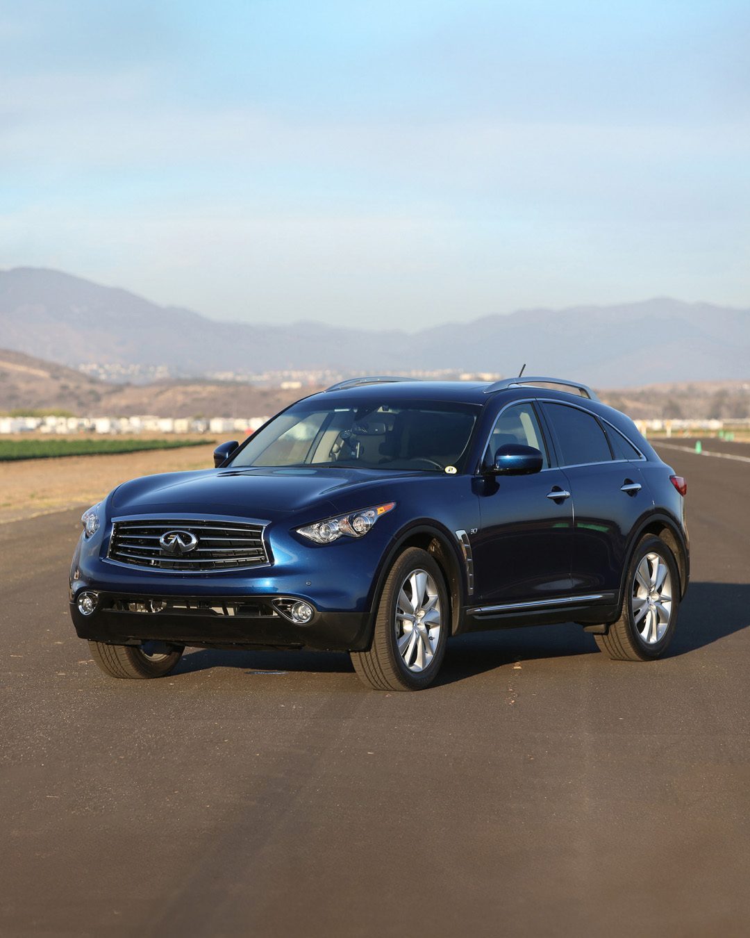 سيارة إنفينيتي QX70 زرقاء اللون متوقفة في منظر صحراوي