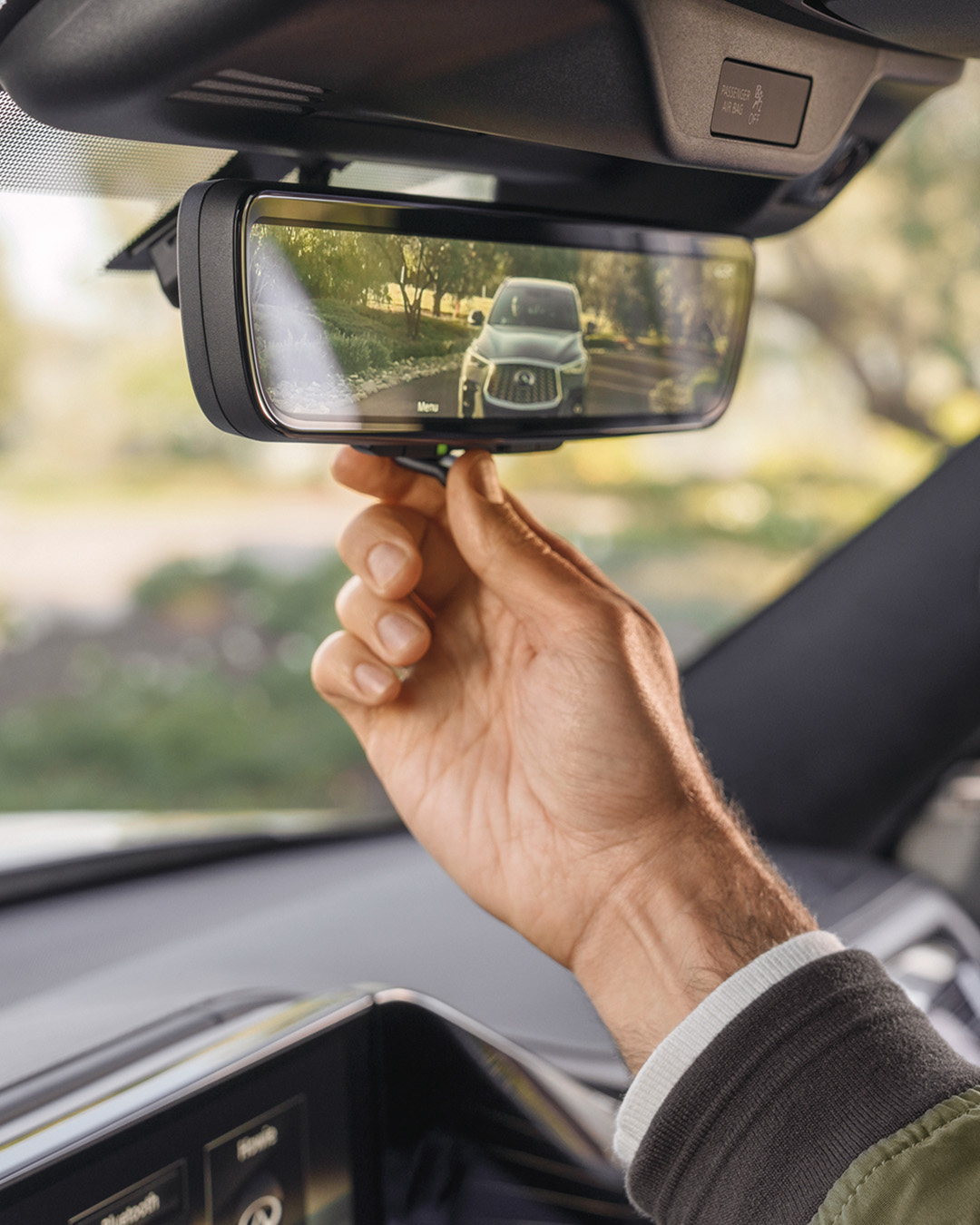 INFINITI rear-view mirror with safety alert projection