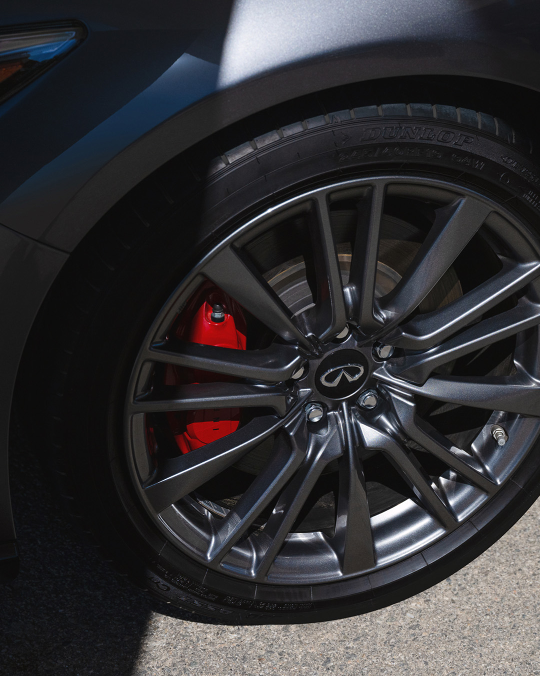 Close-up of Q50 red sport aluminum alloy wheels