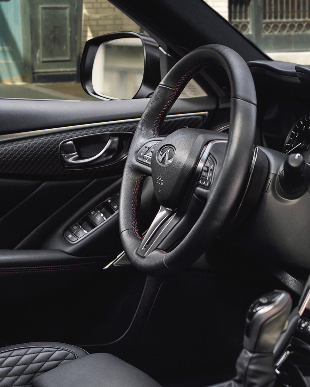 Leather-wrapped steering wheel of Q50