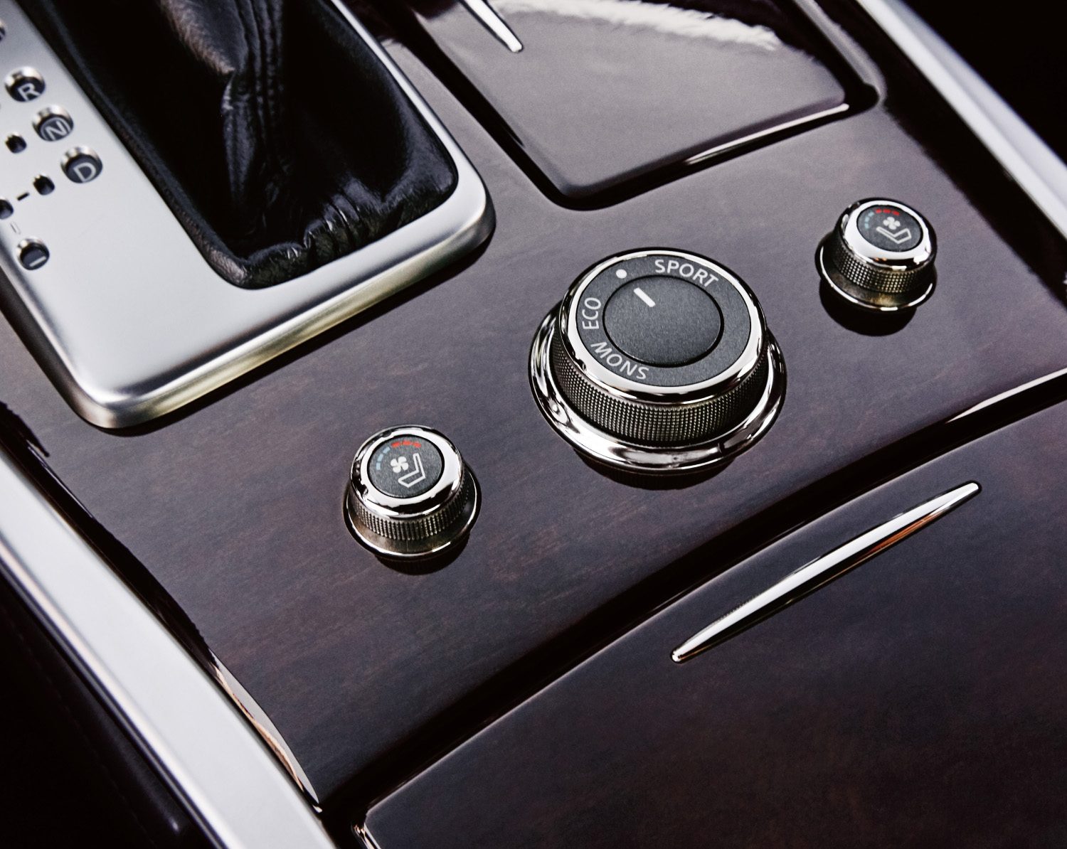 Closeup of INFINITI Q70 luxury sedan centre console