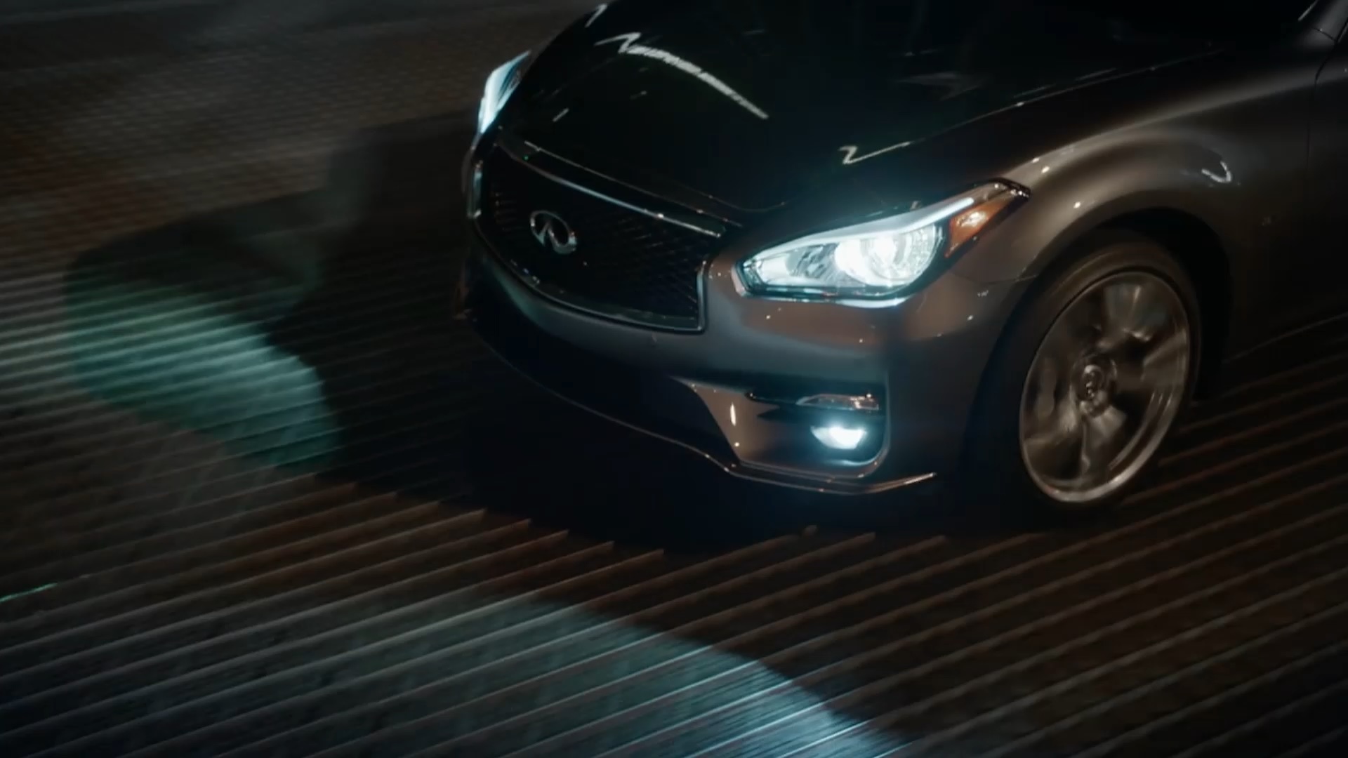 Front end of INFINITI Q70 Luxury Sedan showcasing headlights