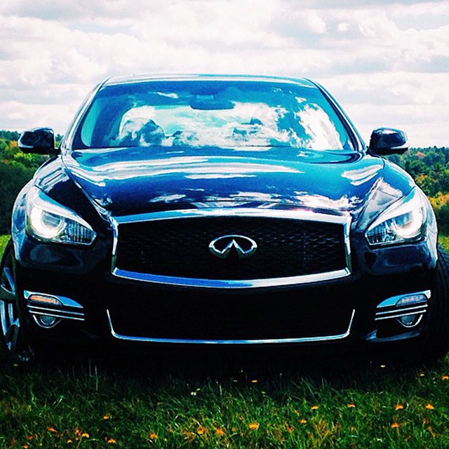 Front view of INFINITI Q70 luxury sedan