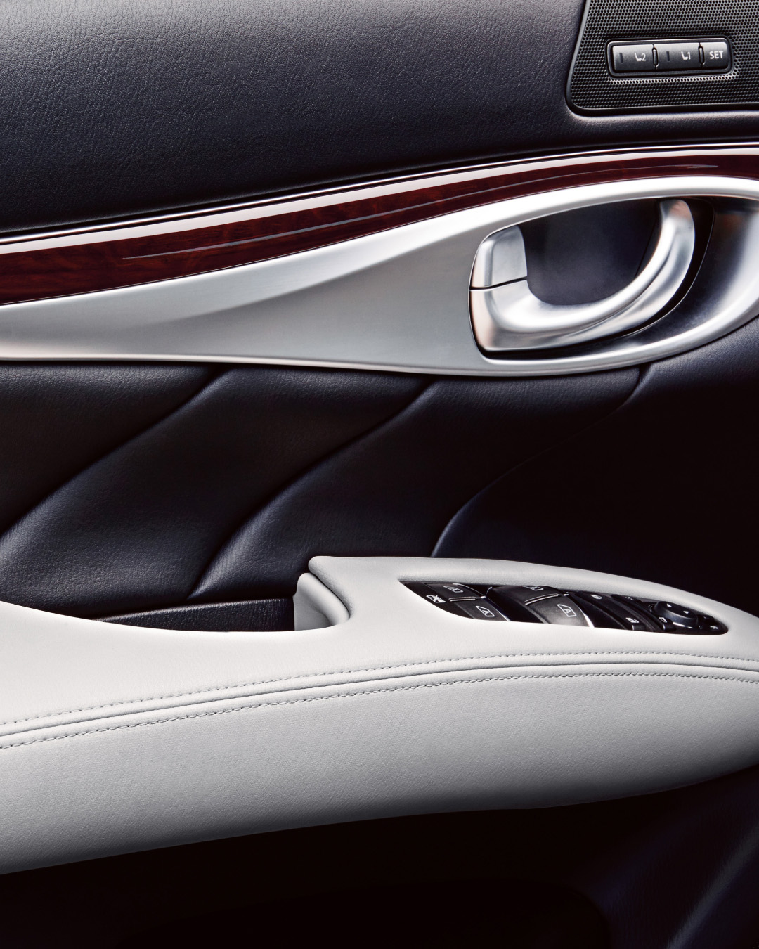 Interior view of INFINITI Q70 Luxury Sedan Japanese door trim