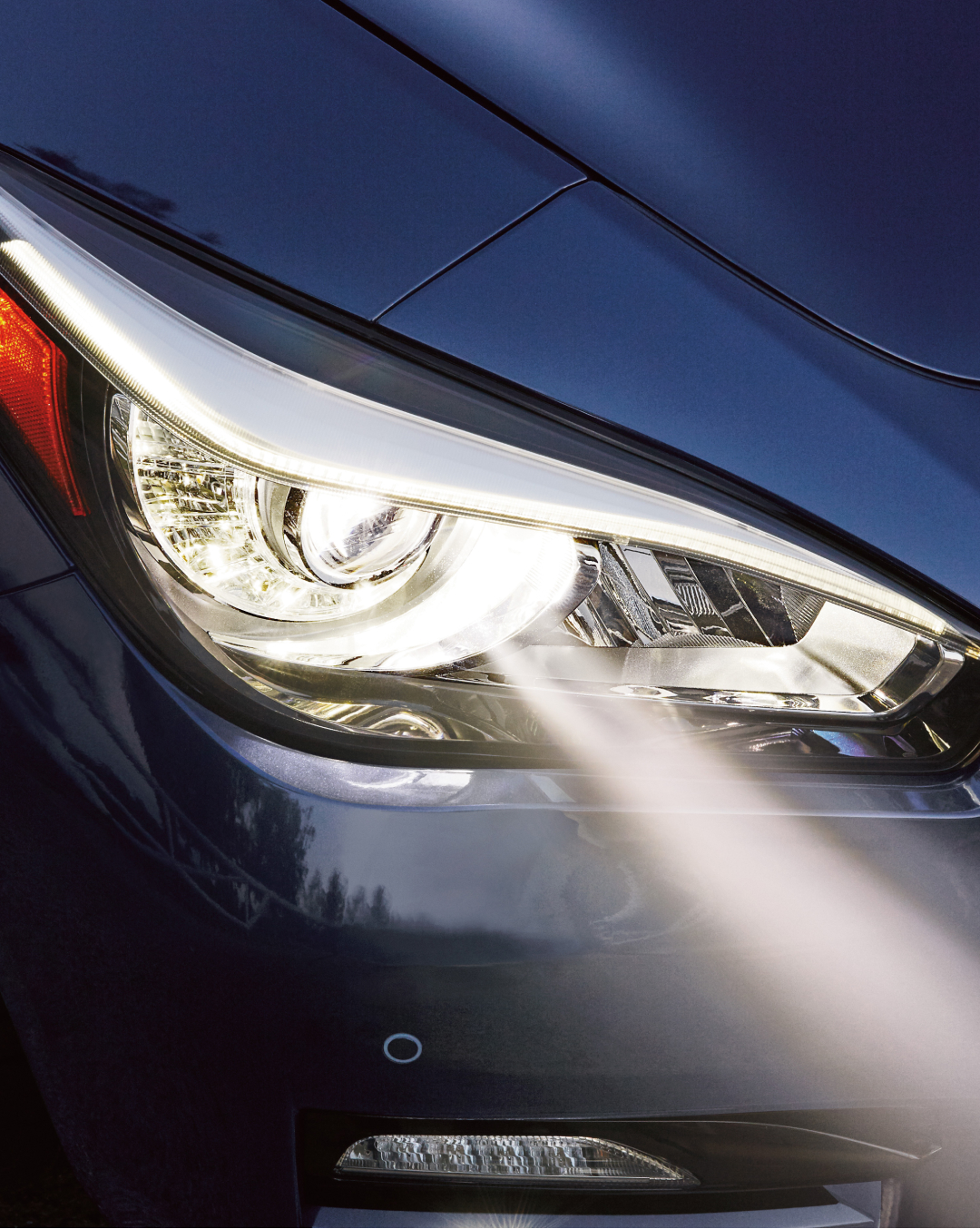 Closeup of INFINITI Q70 Luxury Sedan Xenon headlight