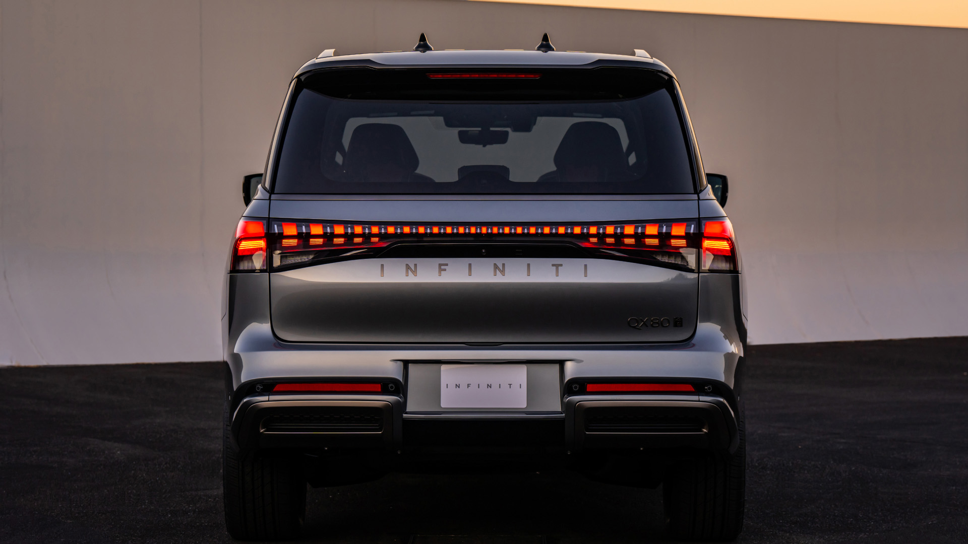 2026 INFINITI QX80 illuminated 3D emblem on double-arch grille