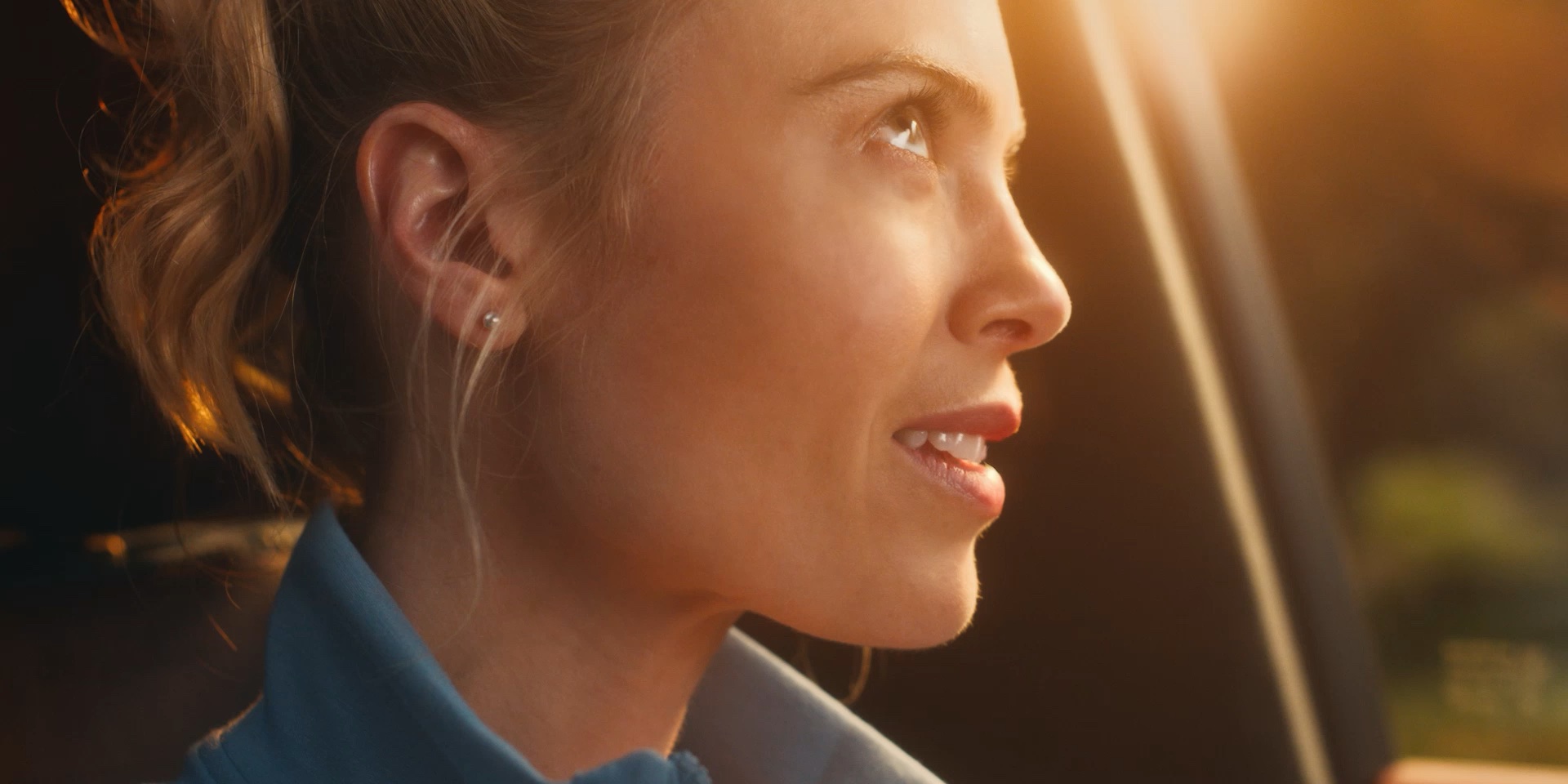 A woman’s eyes lit up in the INFINITI QX80 SUV