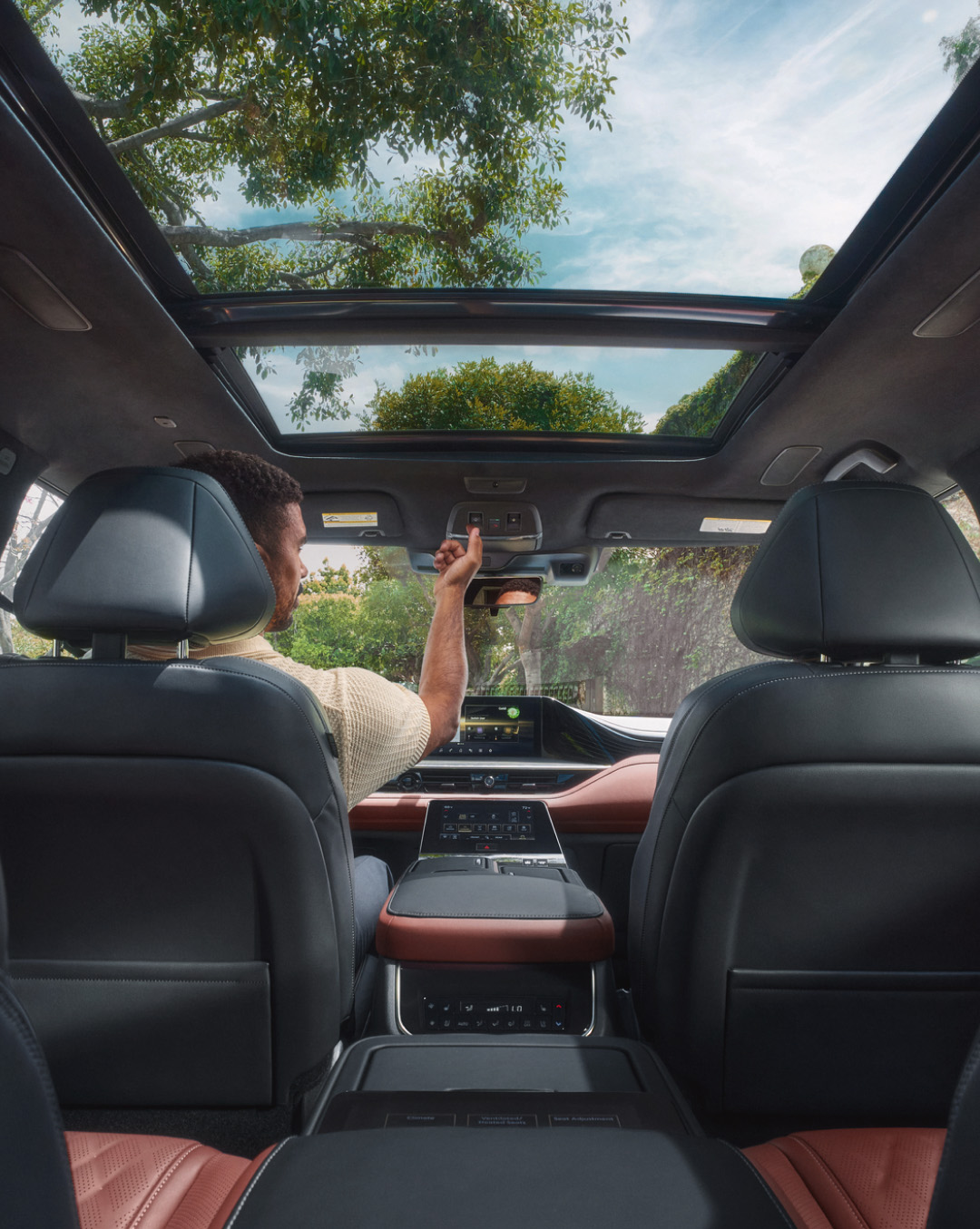 Interior view of the INFINITI QX80 panoramic roof